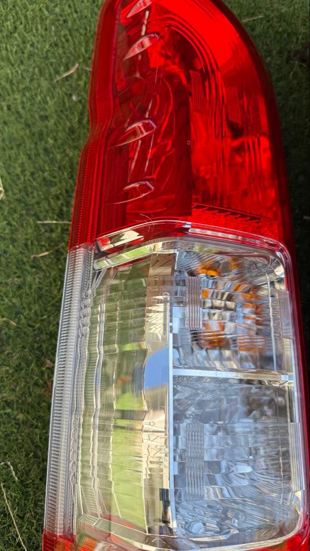 サ*ト様 トヨタ 200系ハイエース純正テールランプ左右セット