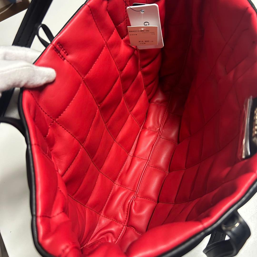 新品 タグ付き GUESS リバーシブル ショルダー バック 黒と赤