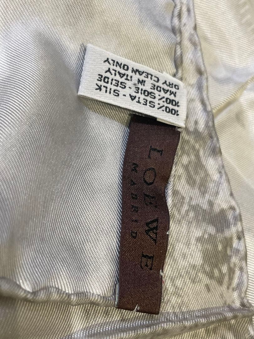 【新品未使用】LOEWE エレガント ホワイトグレー スカーフ　タグ付き