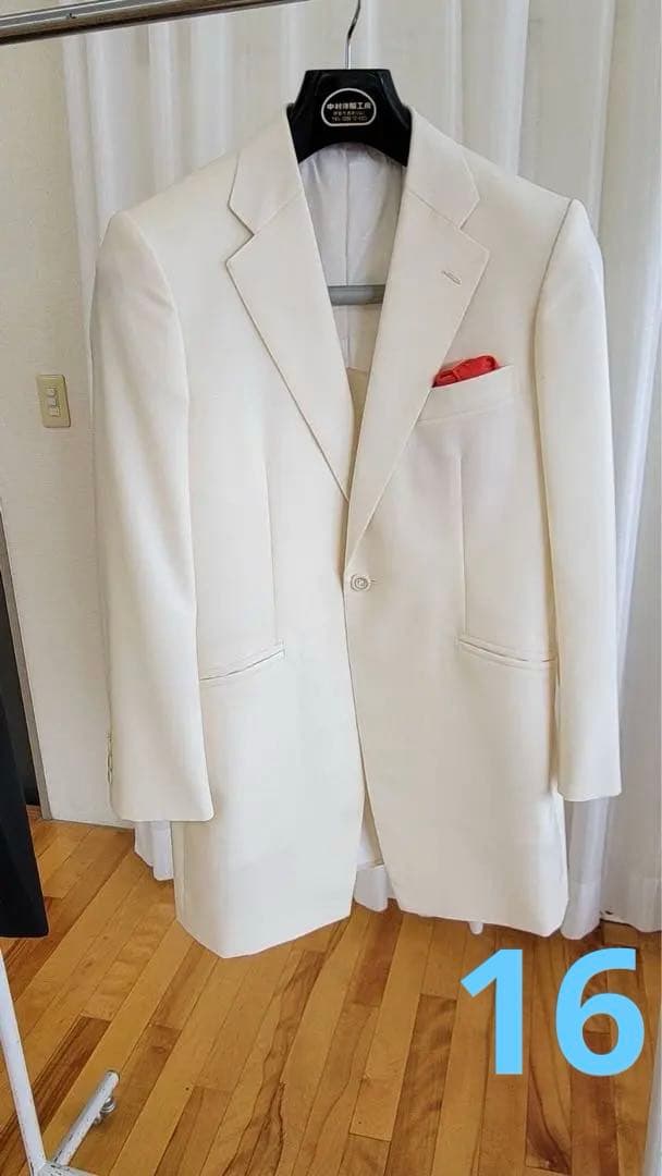 ホワイトジャケットとブラックパンツセット