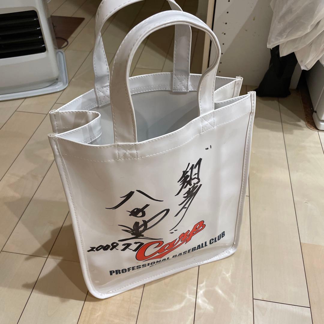 カープ　バック　エナメル系素材　色ホワイト　大野豊さん直筆サイン有り