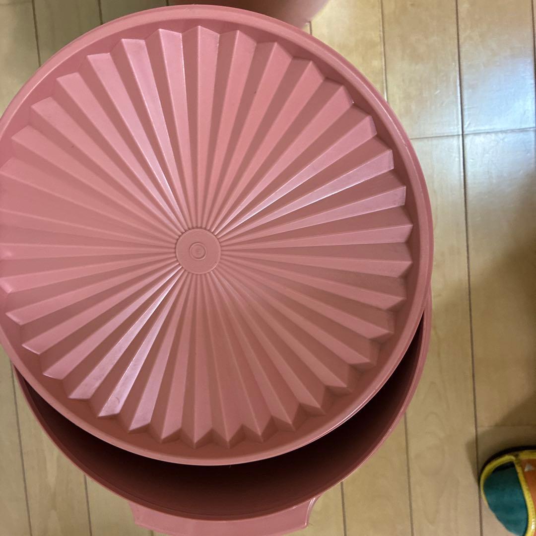 タッパーウェアー大型ピンクウェアー　未使用品とused品2個セット