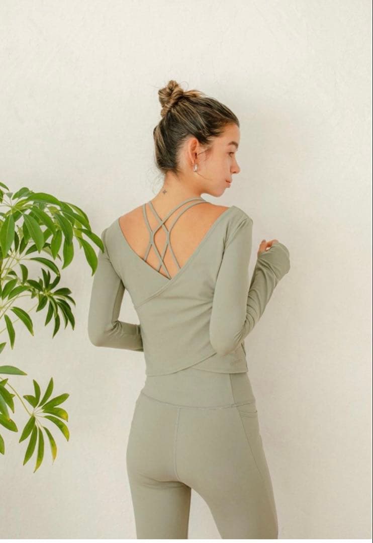 エミヨガ新品タグ付⭐️2点セットミニフラワーレギンス&サスティナレッチプルオーバー