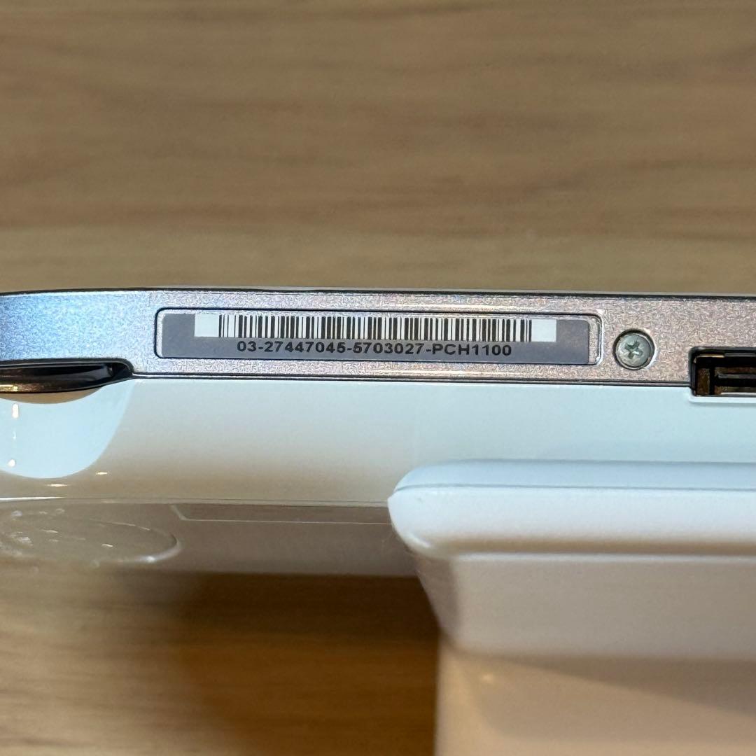 6-197【美品】PSVITA PCH-1100 クリスタル・ホワイト