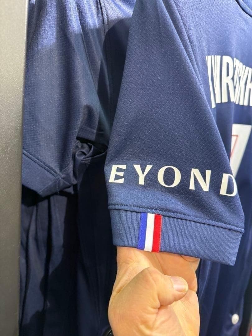 PSG　パリ市内公式ストア購入　クヴァラツヘリア