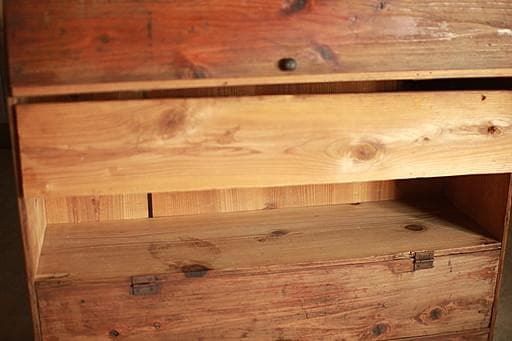 古く味のあるパタパタ扉の木製収納棚　収納棚　食器棚　カップボード　古家具　古道具