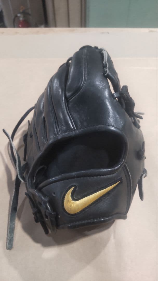 ★スプレーおまけ付き★　 NIKE　内野手用硬式グローブ　ブラック　サイズ小さめ