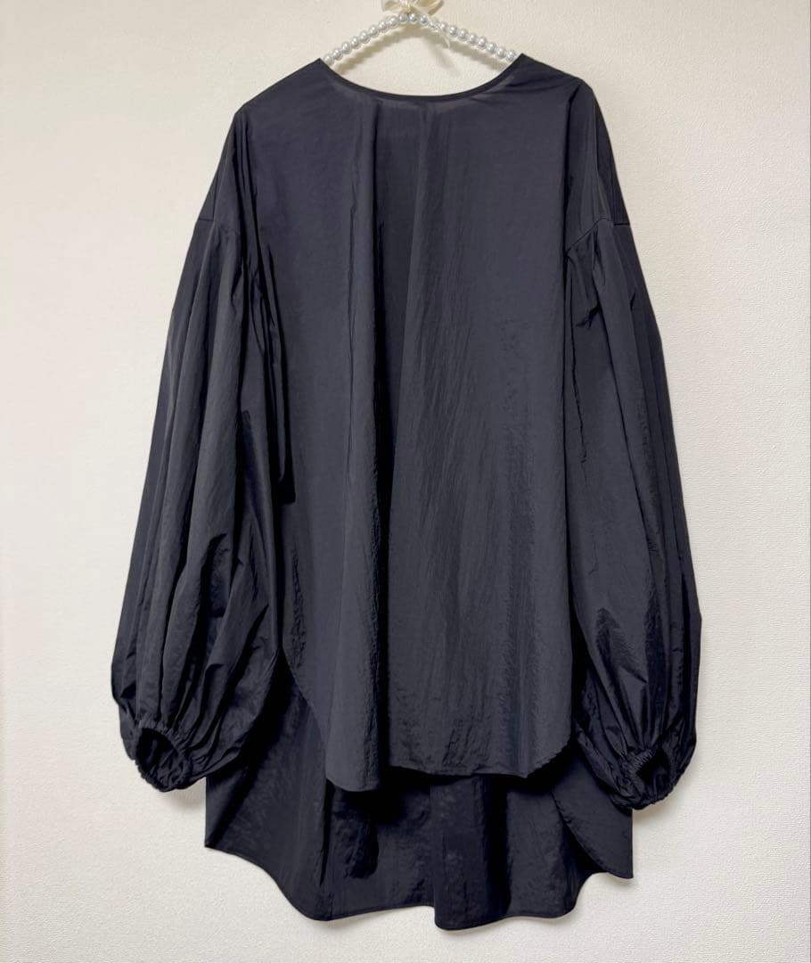 2025 LE PHIL ナイロンバックギャザーブラウス