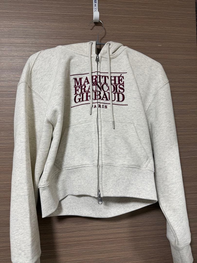 トップス W EMBROIDERY CLASSIC LOGO CROP HOODIE