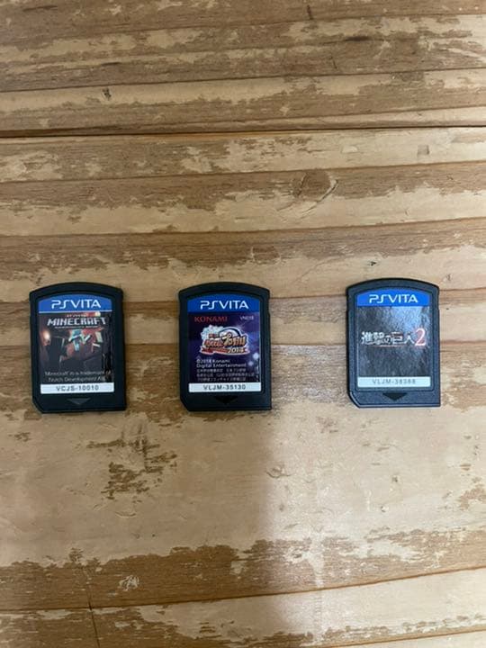PlayStation Vita (進撃の巨人2、パワプロ2014、マイクラ)