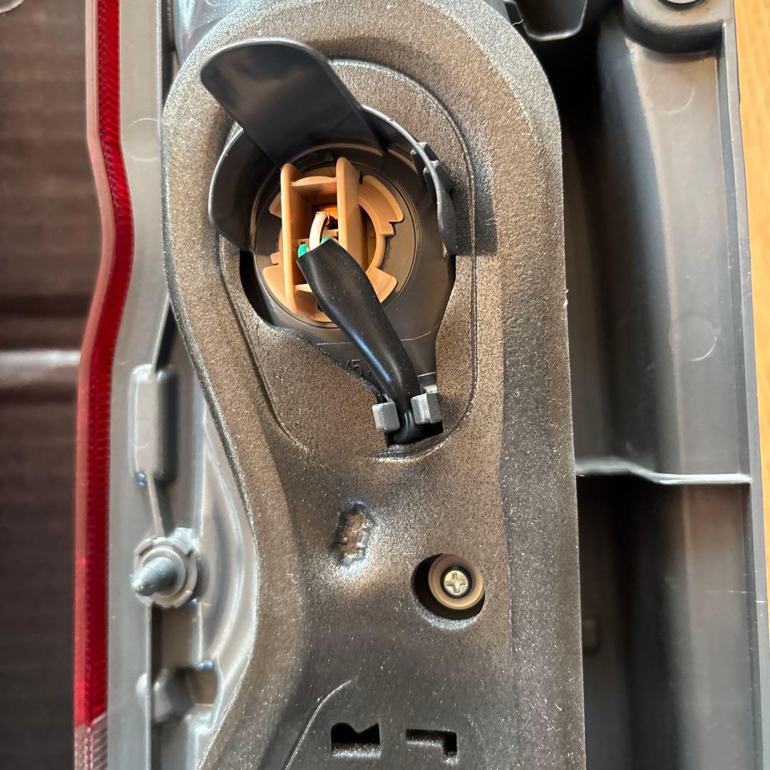 ハイエース7型純正テールランプ左右