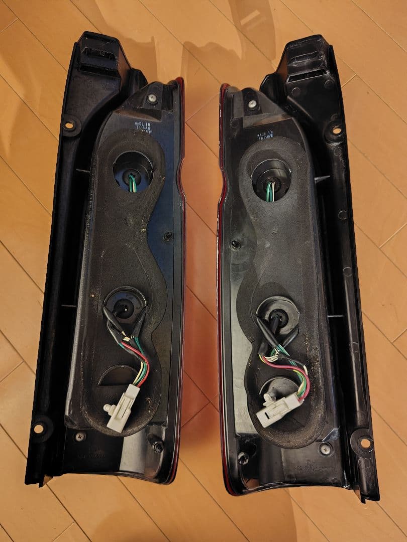 な*み様 【美品】ハイエース LEDテールランプ