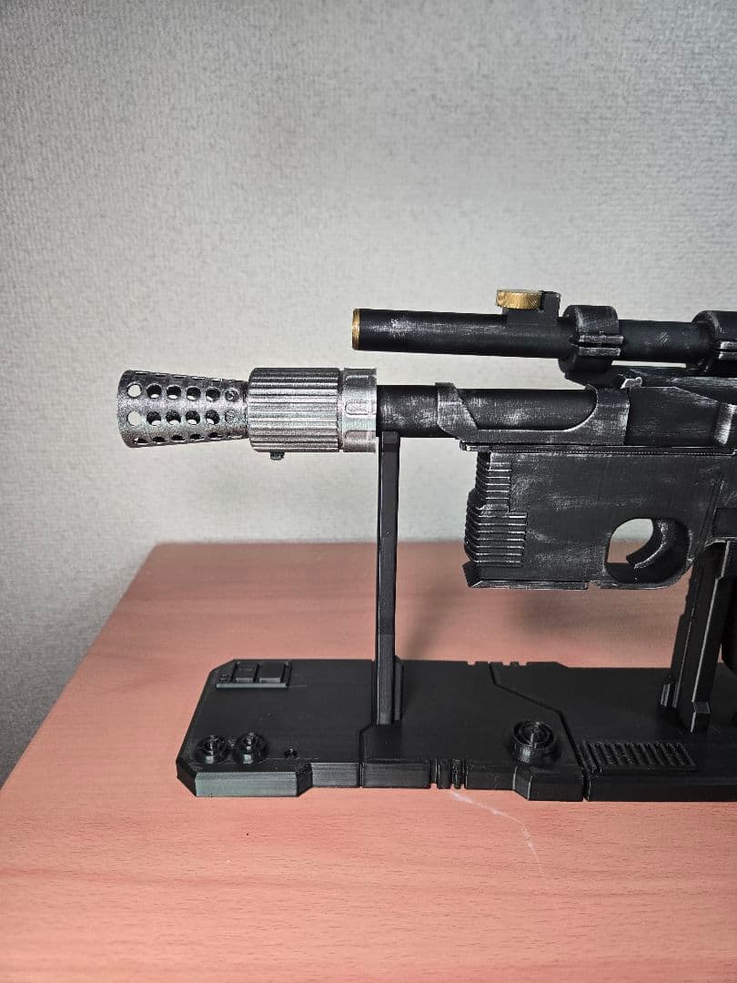 STAR WARS　ハン・ソロ　ブラスター　DL-44　レプリカ　台座付き