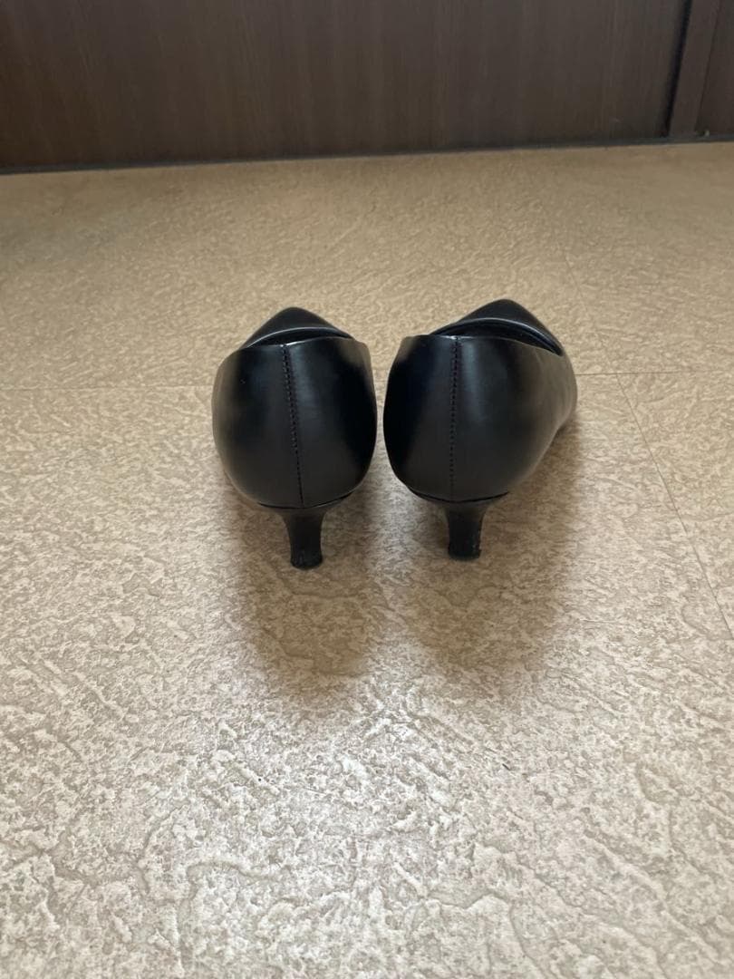 黒いポインテッドトゥジャズシューズ