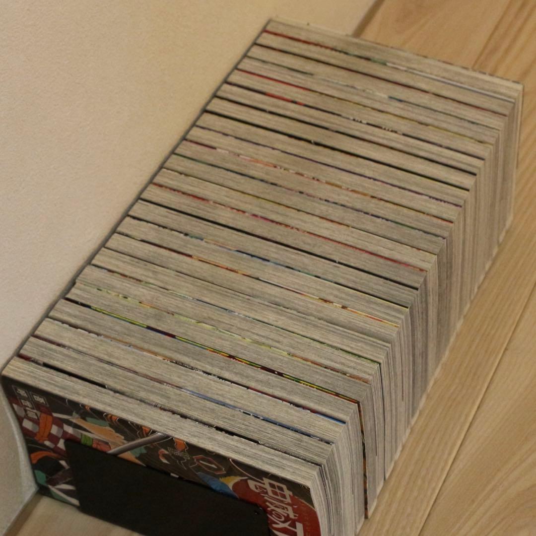 【美品】鬼滅の刃 漫画全巻セット＋缶バッジ＋映画特典＋初版特典付き 初版多数