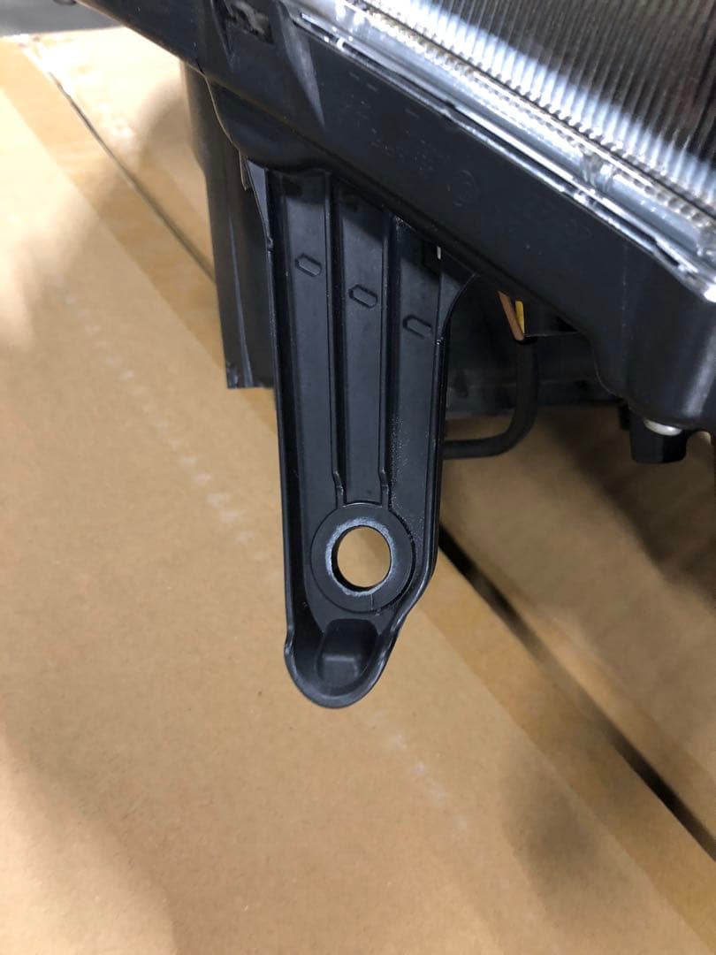 トヨタノア80前期右ヘッドライトLED ICHIKOH28-227