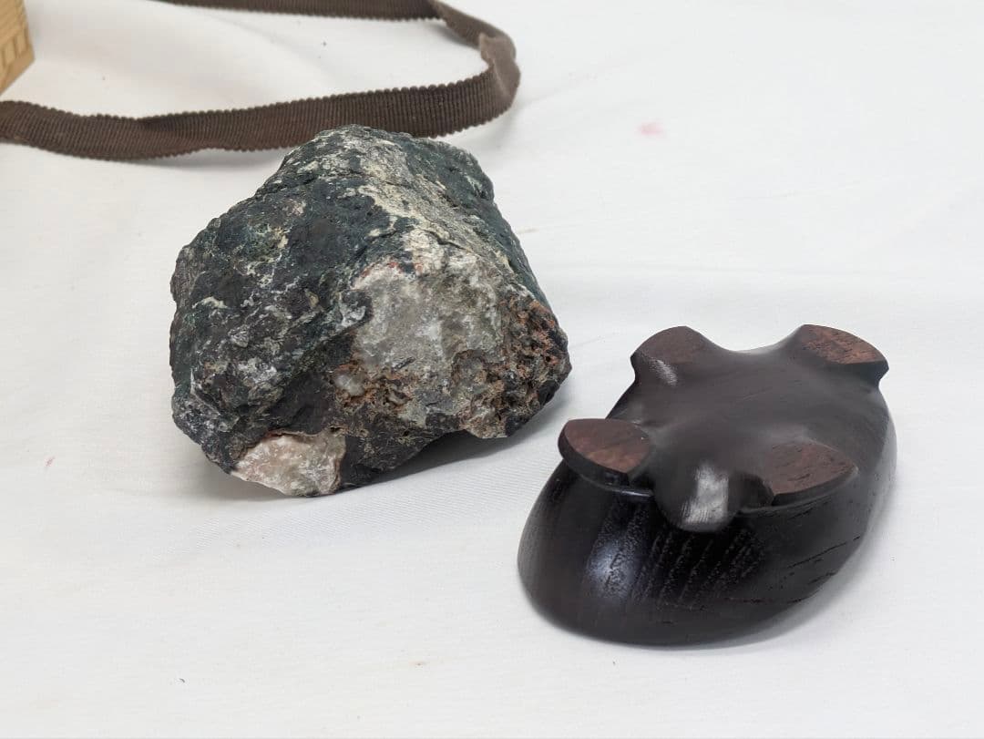 菊花石　見返り美人　根尾 鑑賞石 水石 自然石　けやき台座・収納箱つき