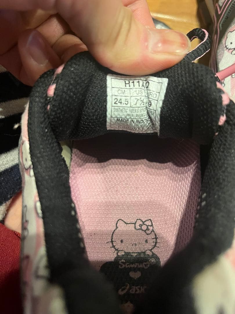 ASICS GEL-BLUR33 ハローキティ柄 黒/ピンク 24.5センチ