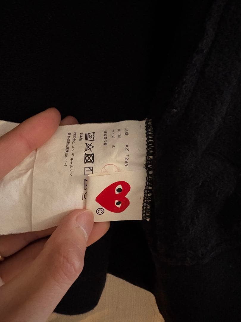 PLAY ブラックジップアップパーカー