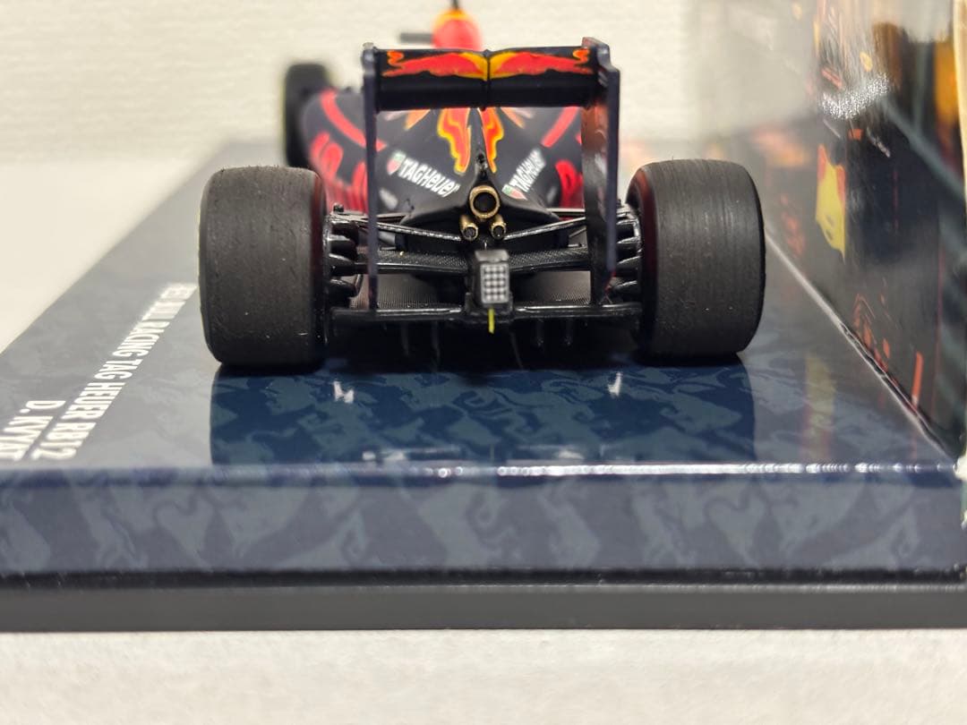 ミニチャンプス1/43レッドブルRB12 D.KVYAT