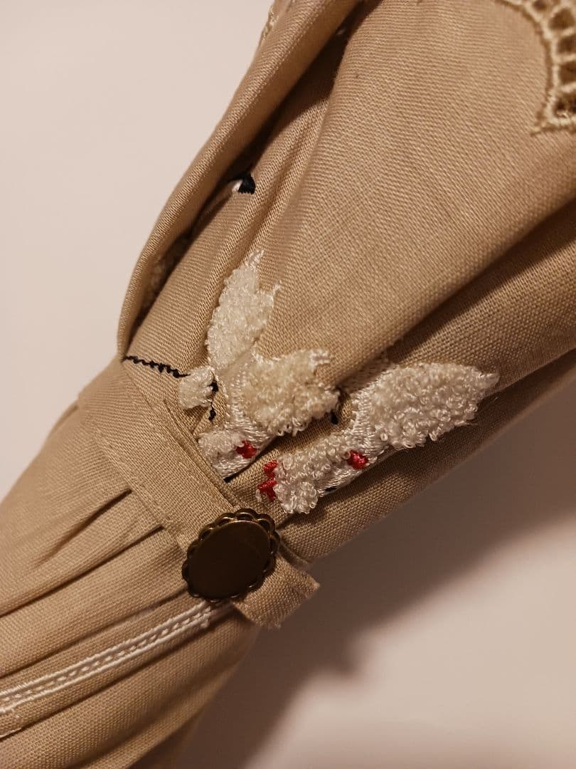 再値下！8888→ラスト1品LULU　GUINNESS刺繍入りベージュ晴雨兼用