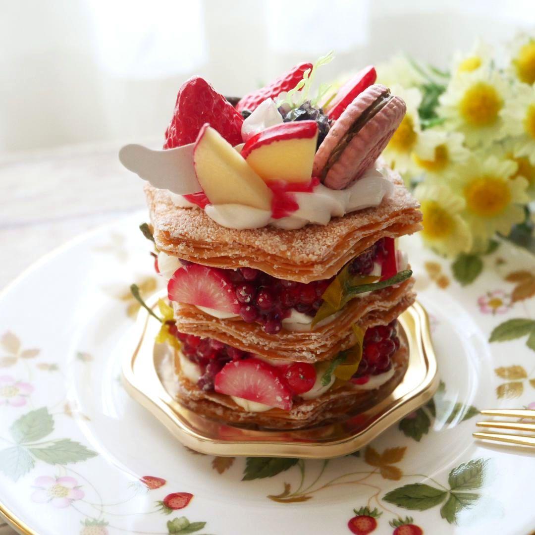 フェイクスイーツ◆苺＆ラズベリー♡六角型パリパリミルフィーユ◆リアルサイズケーキ