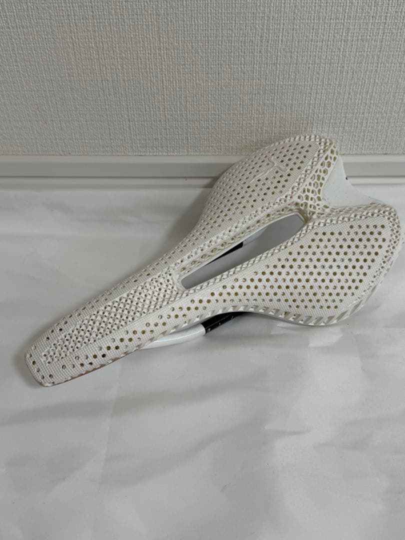 エルヴス　マジックオッセ　3Dサドル　ホワイト