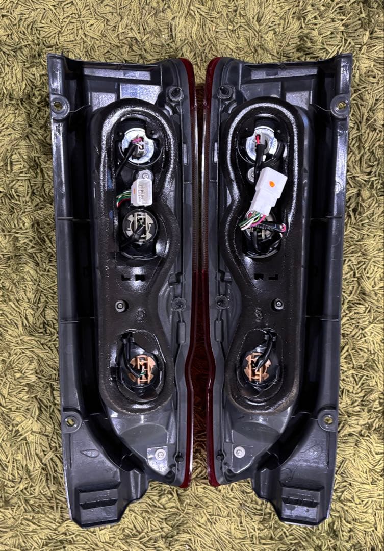 ハイエース　純正テールランプ