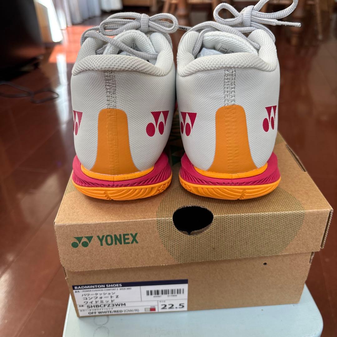 ヨネックス「パワークッション コンフォート Z ワイド ミッド」22.5cm4E