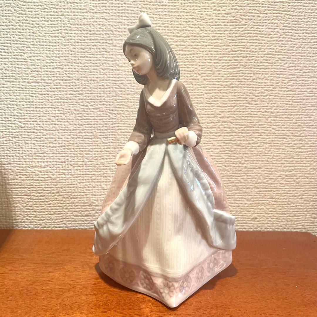 リヤドロ　難あり　パラソルを差すドレスの少女　スペイン製　陶器人形　置物　白磁