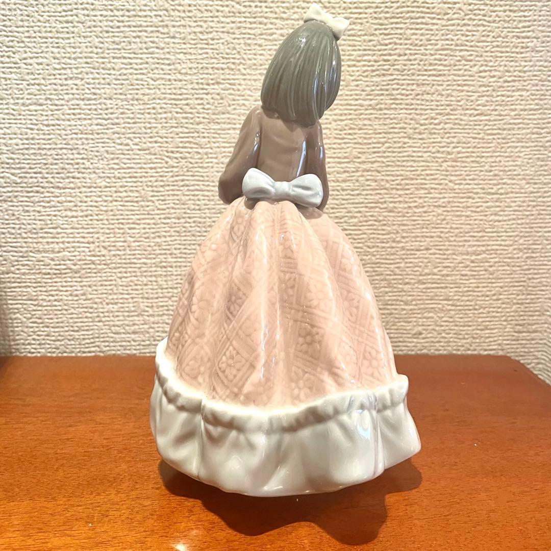 リヤドロ　難あり　パラソルを差すドレスの少女　スペイン製　陶器人形　置物　白磁