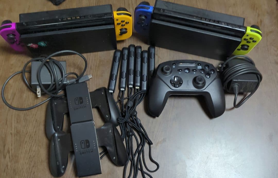 Switch本体2台セット 画像2の付属品と非純正コントローラー付