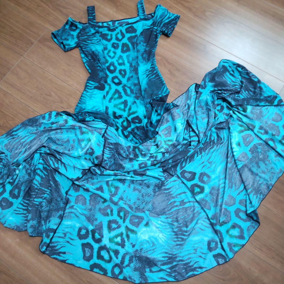 たっぷりフレアがとてもよく踊る個性的な色柄のロングワンピース