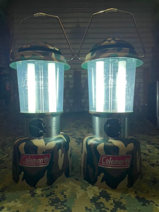 コールマン蛍光灯ランタン２台＋色違い白色蛍光灯6本おまけ.‼️早い者勝ちです‼️