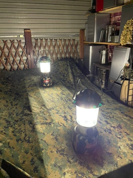 コールマン蛍光灯ランタン２台＋色違い白色蛍光灯6本おまけ.‼️早い者勝ちです‼️