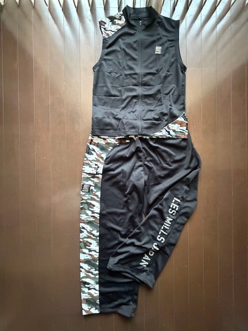 【美品】レスミルズ ロングパンツ+カットソー（迷彩×黒）