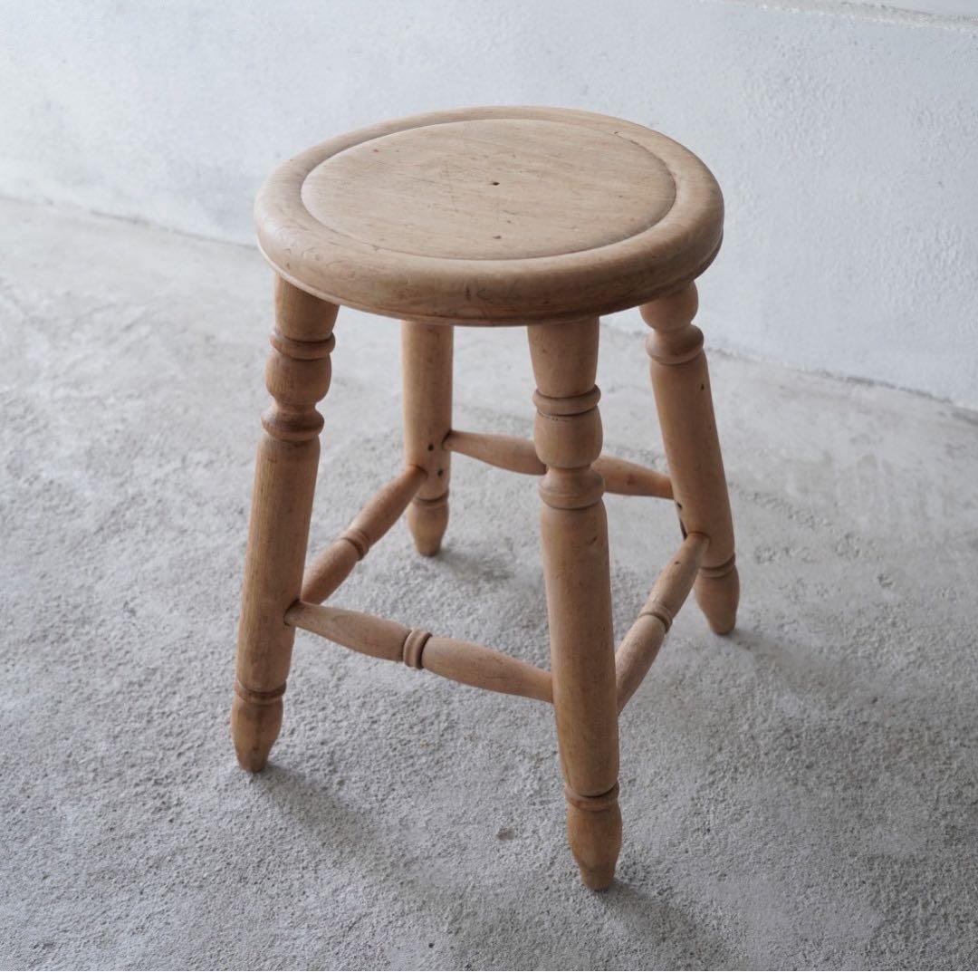ろくろ脚のスツール