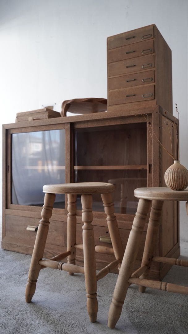 ろくろ脚のスツール