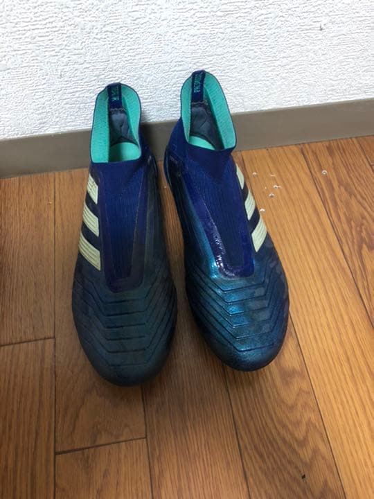 アディダス　プレデター18+ FG/AG (レースレススパイク)