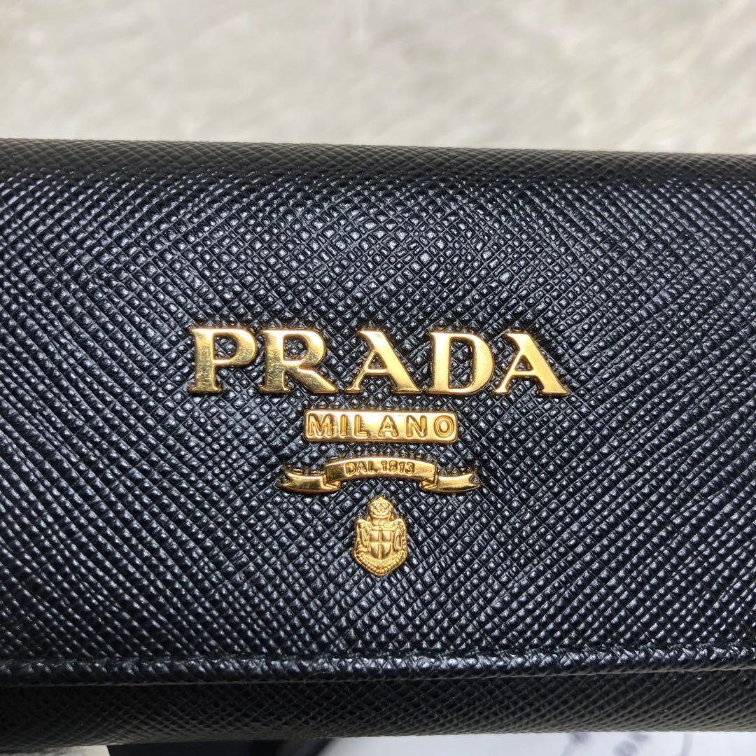 【未使用】 近年モデル プラダ メタルロゴ キーケース サフィアーノ 付属品完備
