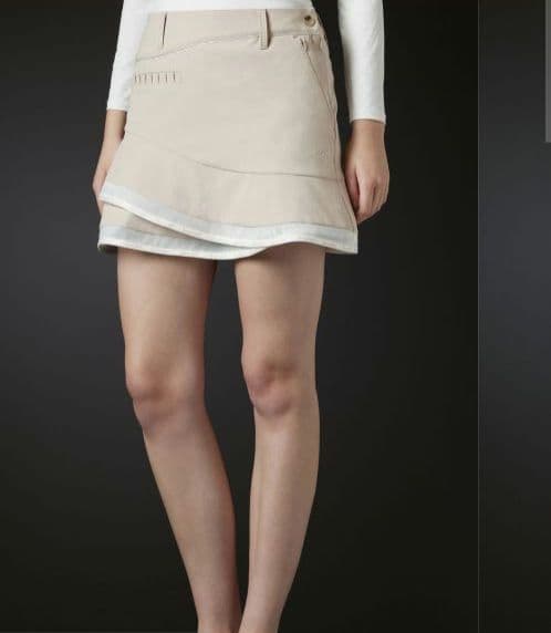 新品　デサントゴルフ　スカートМ　ベージュ定価26400円インナーパンツ一体型