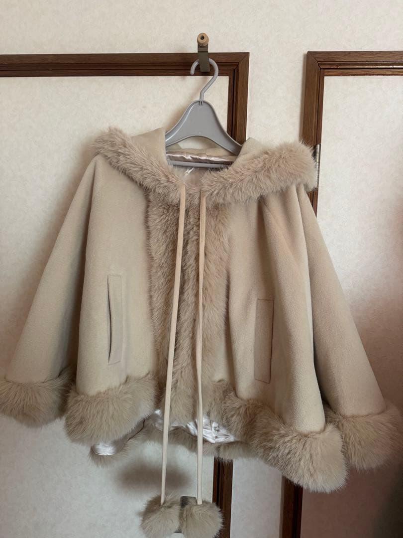 シェリミー ケープコートセットアップ ベージュ フード付きポンチョ