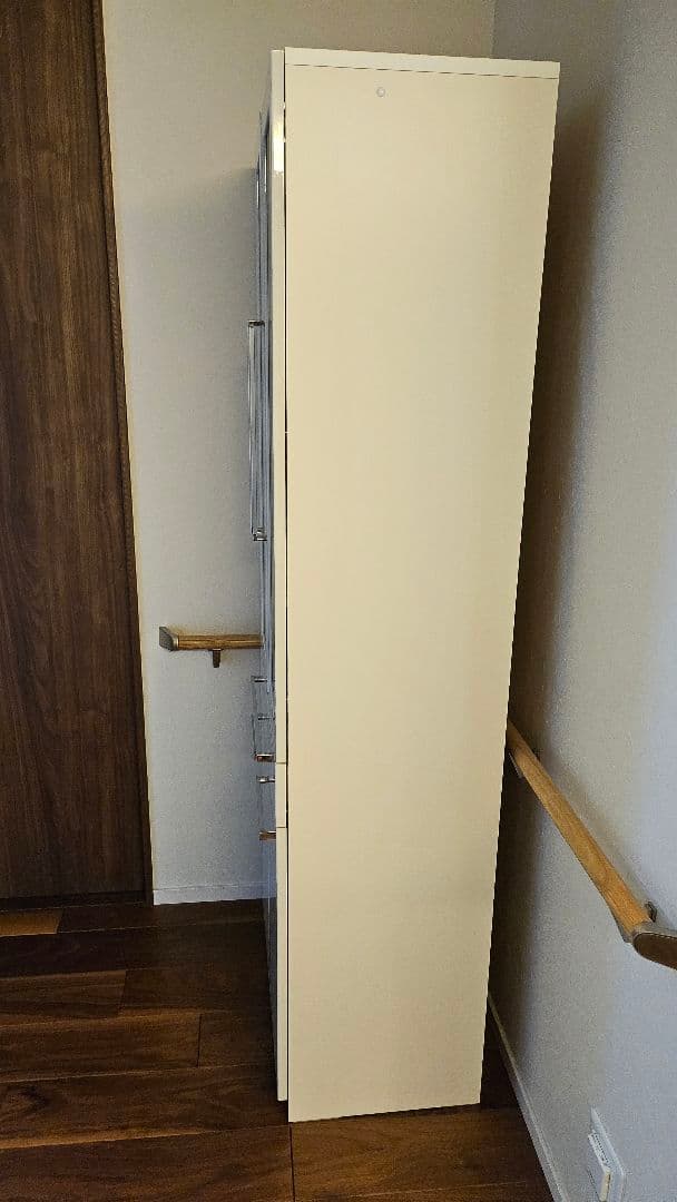 【値引中】ホワイト ガラス扉付き食器棚