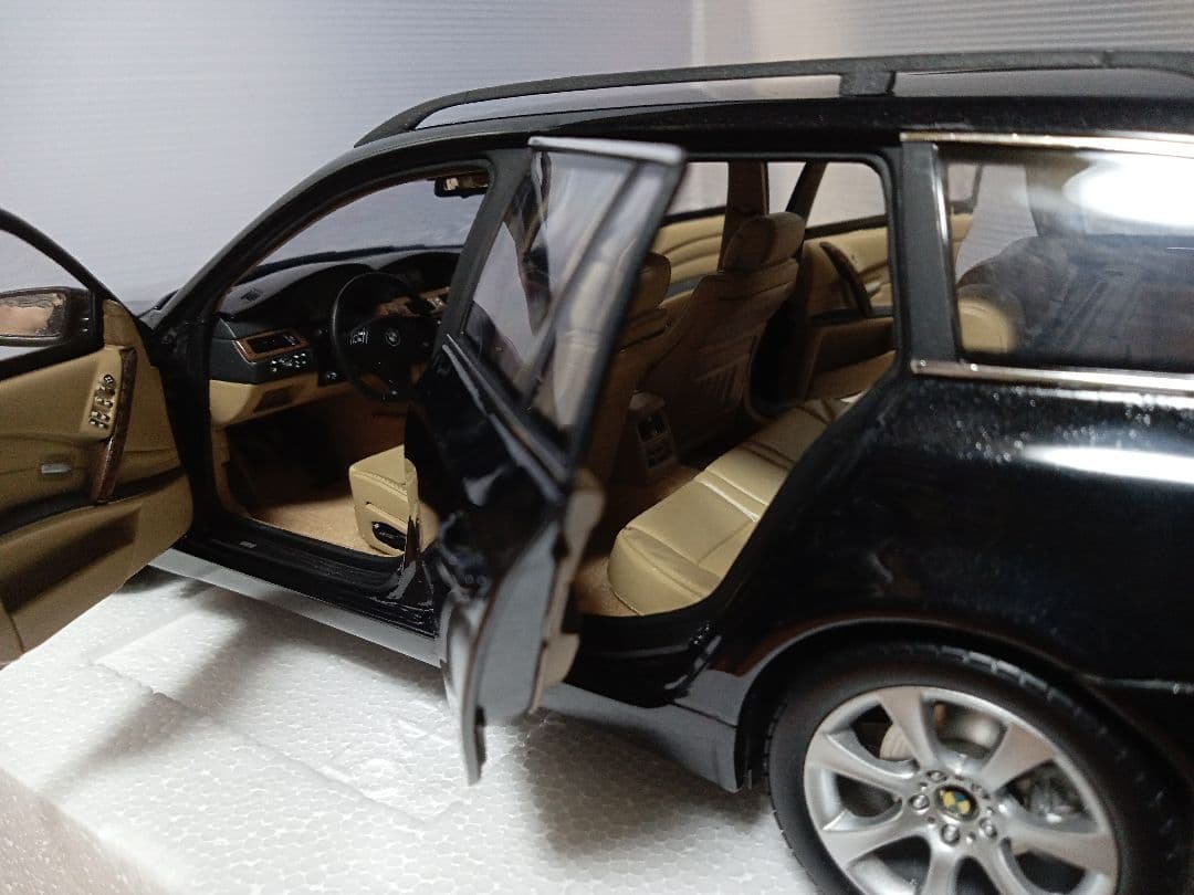 京商 1/18  5シリーズ ツーリング 黒 ディーラーパッケージ