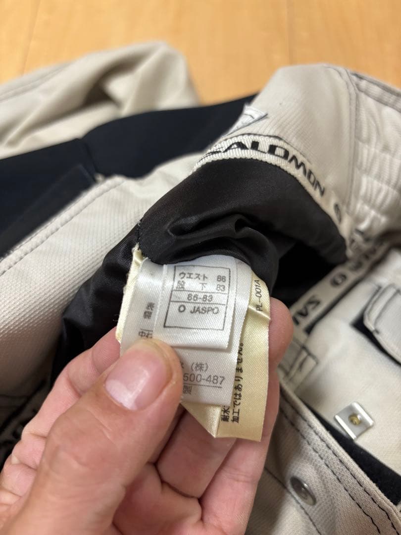 スノボーウェア黒/白 防水性 取り外しフード