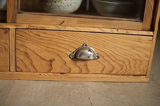 古い小ぶりな木枠のガラス戸棚　引き出し2杯　食器棚　水屋　キャビネット　古家具