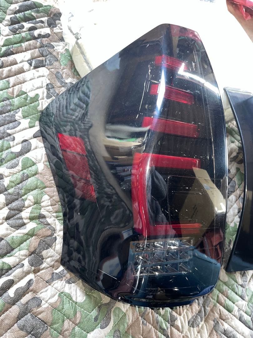 プリウスαスモークLEDテールライト ペア