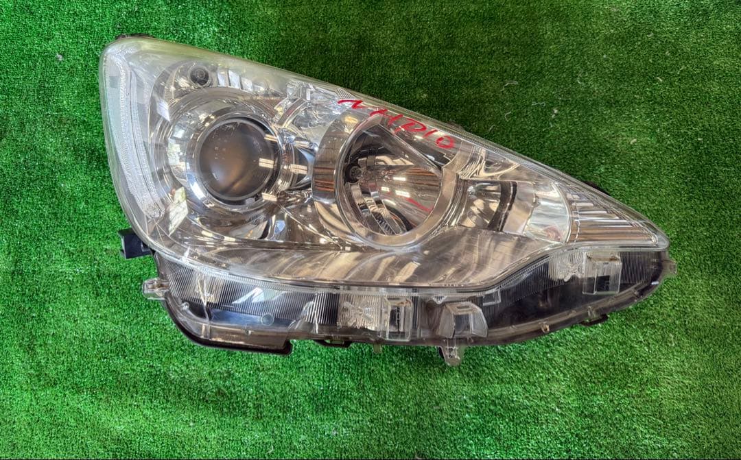 NHP10 アクア　右ヘッドライト