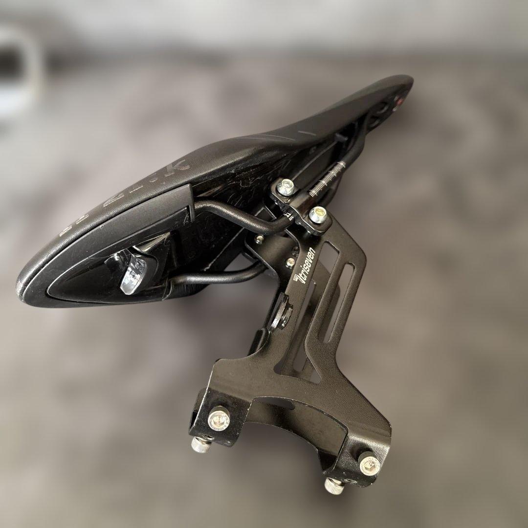 FIZIK フィジーク　ARIONE R7 サドル　と　ボトルホルダー