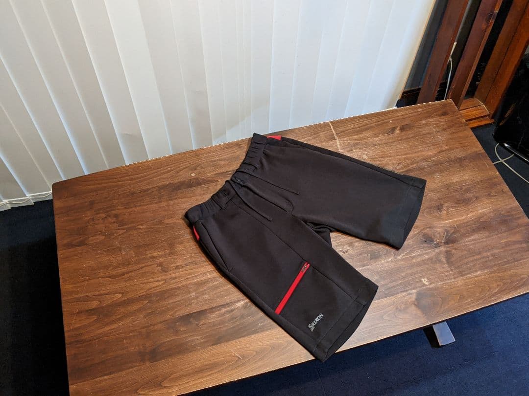 スリクソン by デサント　スウェット　ショートパンツ　ハーフパンツ　ゴルフ　黒